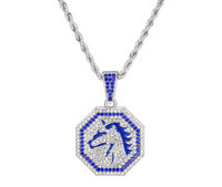 Vīriešu kaklarota ar kulonu un dekoratīviem akmeņiem