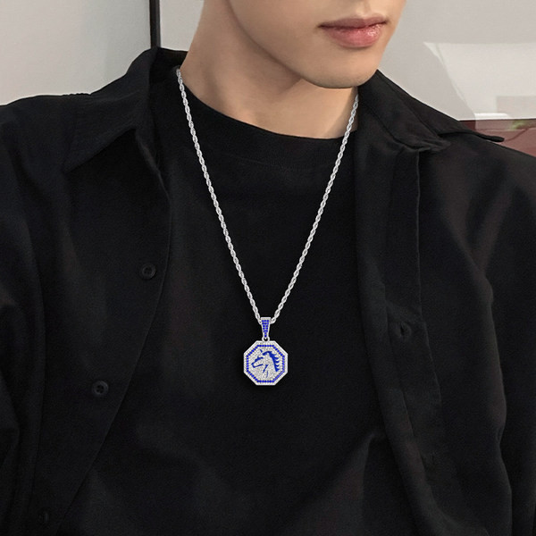 Vīriešu kaklarota ar kulonu un dekoratīviem akmeņiem