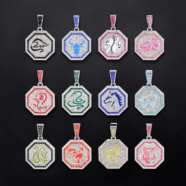 Vīriešu kaklarota ar kulonu un dekoratīviem akmeņiem