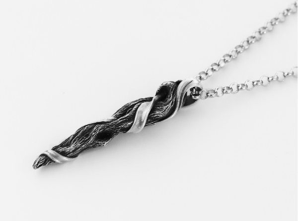 Moderna vīriešu ķēde ar kulonu - sudraba krāsā