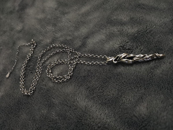 Moderna vīriešu ķēde ar kulonu - sudraba krāsā