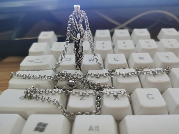 Moderna vīriešu ķēde ar kulonu - sudraba krāsā