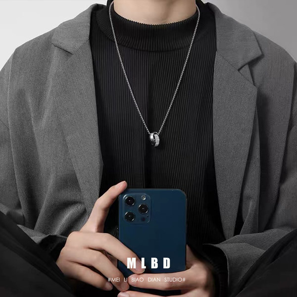 Férfi lánc medállal