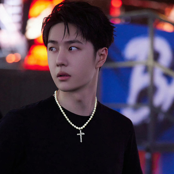 Muška biserna ogrlica s privjeskom u obliku križa i ukrasnim kamenčićima