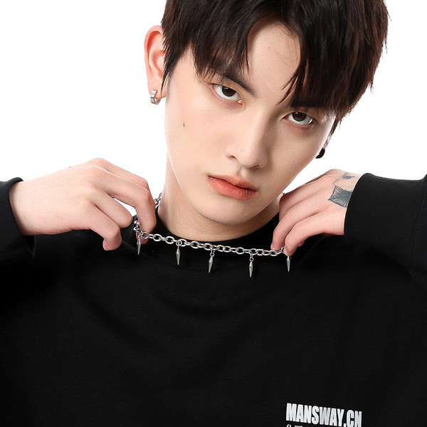 Ανδρική αλυσίδα με μενταγιόν σε ασημί χρώμα