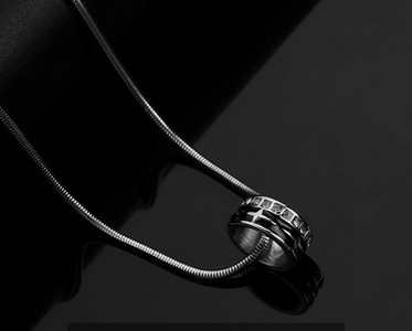 Ανδρική αλυσίδα από τιτάνιο με μενταγιόν