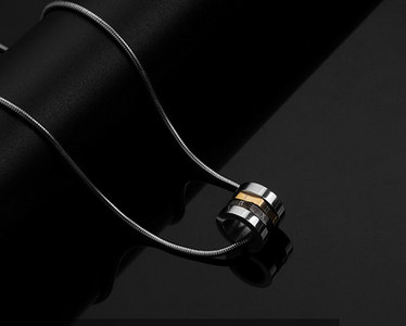 Ανδρική αλυσίδα από τιτάνιο με μενταγιόν