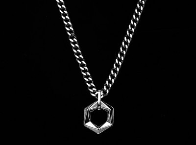 Vīriešu ķēde ar kulonu sudraba krāsā