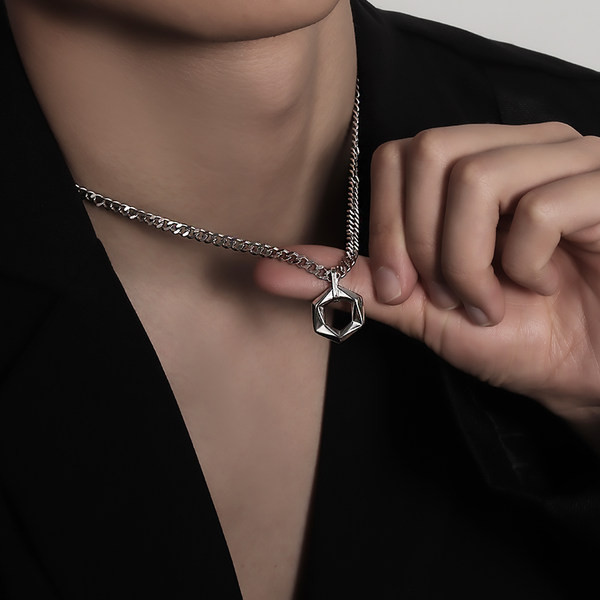 Vīriešu ķēde ar kulonu sudraba krāsā