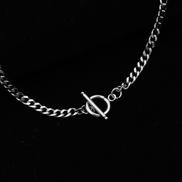 Vīriešu ķēde ar kulonu sudraba krāsā