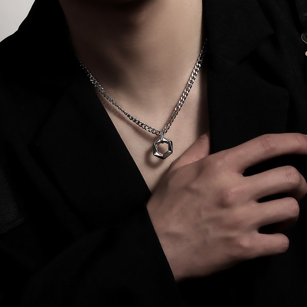 Vīriešu ķēde ar kulonu sudraba krāsā