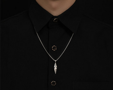 Jauna modeļa sudraba ķēdīte ar kulonu