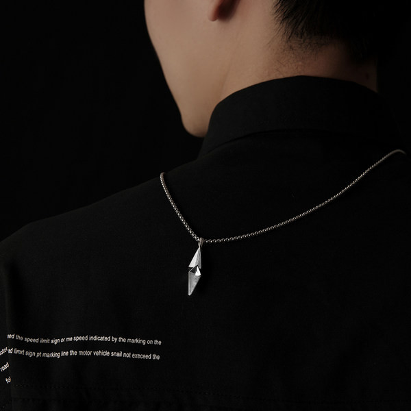 Jauna modeļa sudraba ķēdīte ar kulonu