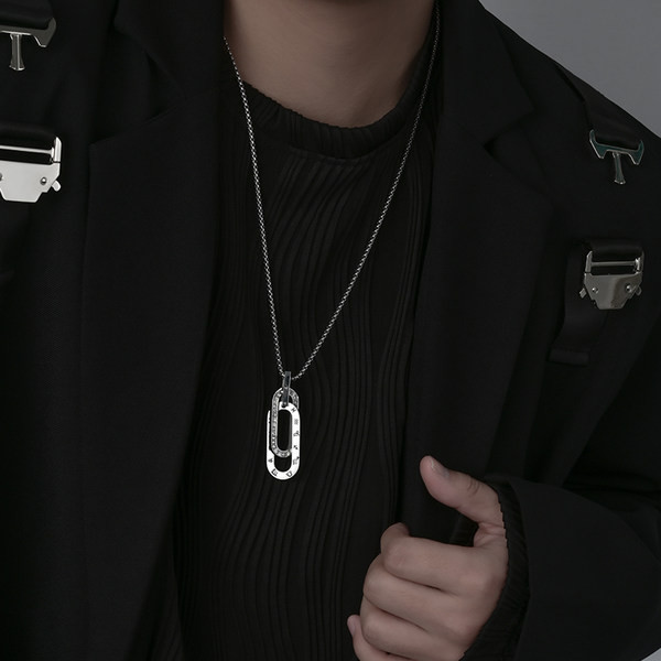 Férfi nyaklánc medállal és díszkövekkel