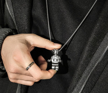 Moderna vīriešu kaklarota no titāna tērauda ar robota kulonu