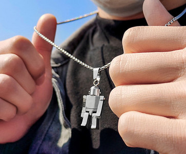 Moderna vīriešu kaklarota no titāna tērauda ar robota kulonu