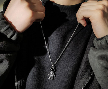 Moderna vīriešu kaklarota no titāna tērauda ar robota kulonu