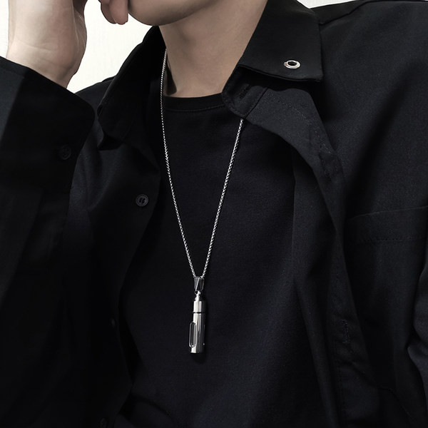 Vīriešu ķēde ar kulonu zeltainā sudraba un melnā krāsā