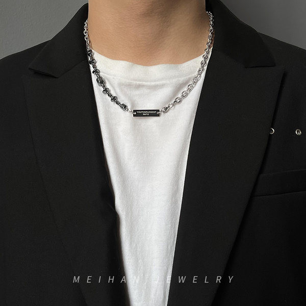 Férfi lánc kövekkel