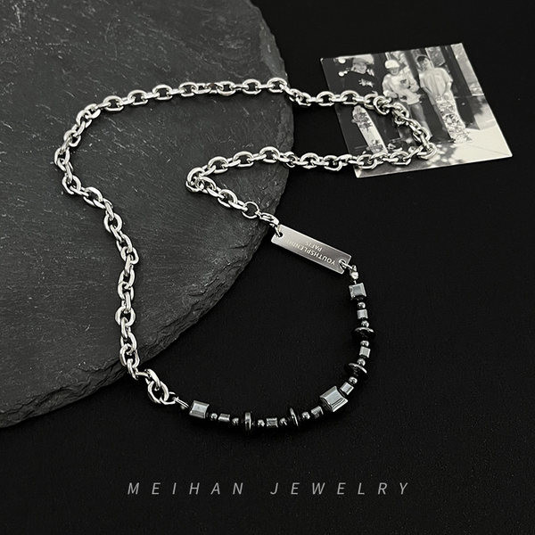 Férfi lánc kövekkel