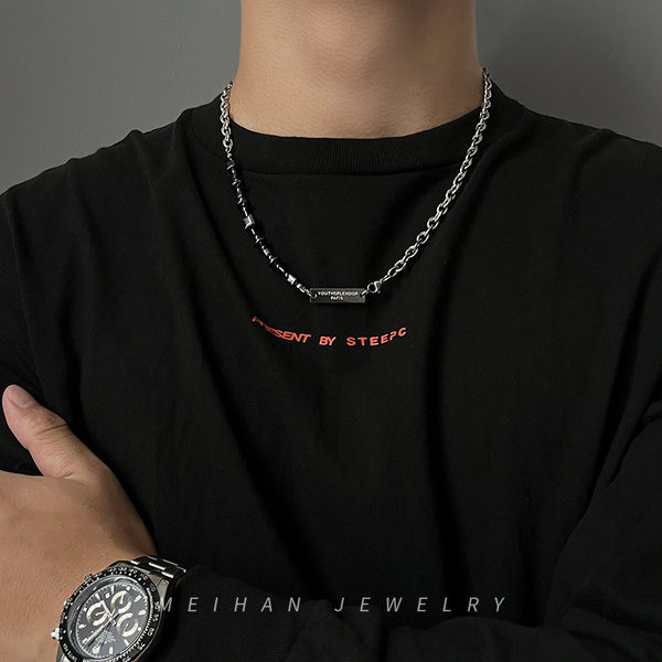 Férfi lánc kövekkel