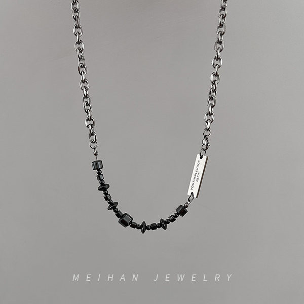 Férfi lánc kövekkel