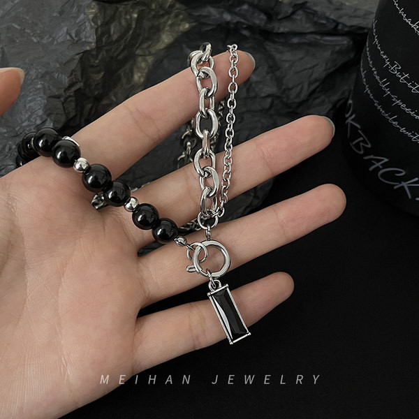 Hétköznapi női nyaklánc kövekkel