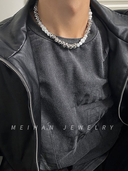 Férfi nyaklánc gyöngyökkel