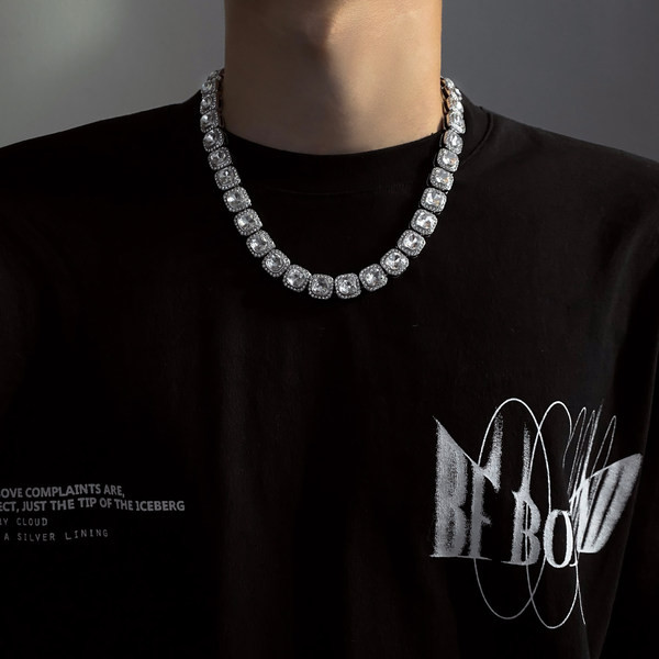 Ezüst színű férfi nyaklánc kövekkel