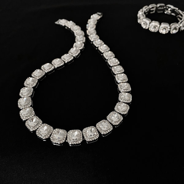 Ezüst színű férfi nyaklánc kövekkel