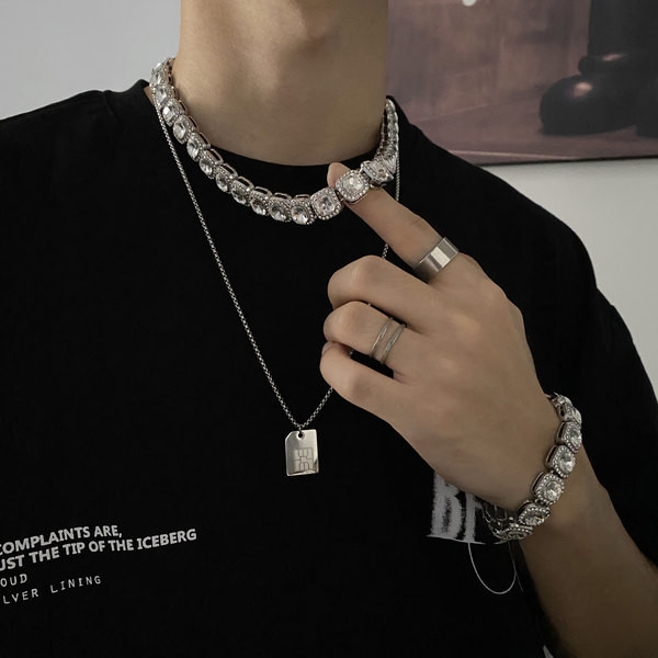 Ezüst színű férfi nyaklánc kövekkel