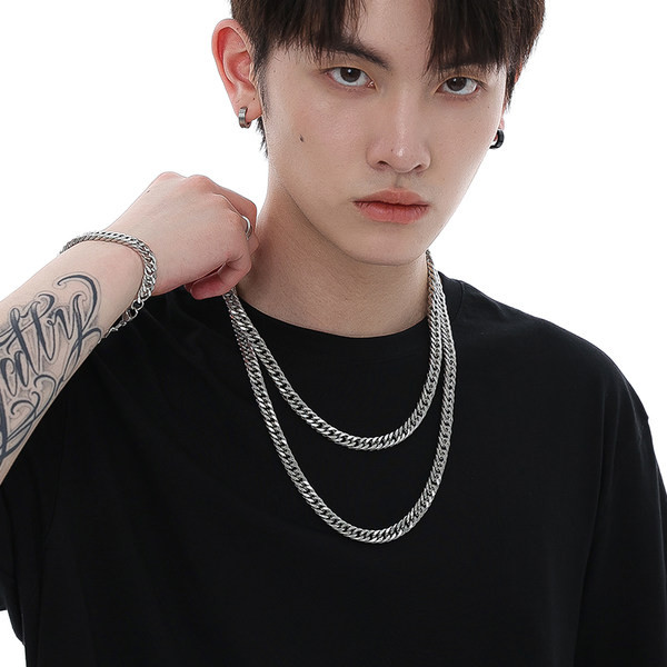 Vīriešu ķēde sudraba krāsā - ar lielu sietu