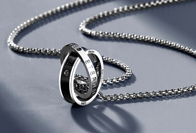 Moderna vīriešu ķēde ar piekarināmu gredzenu