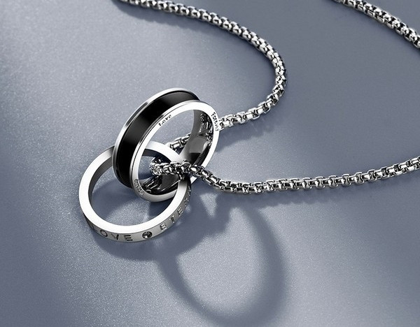 Moderna vīriešu ķēde ar piekarināmu gredzenu