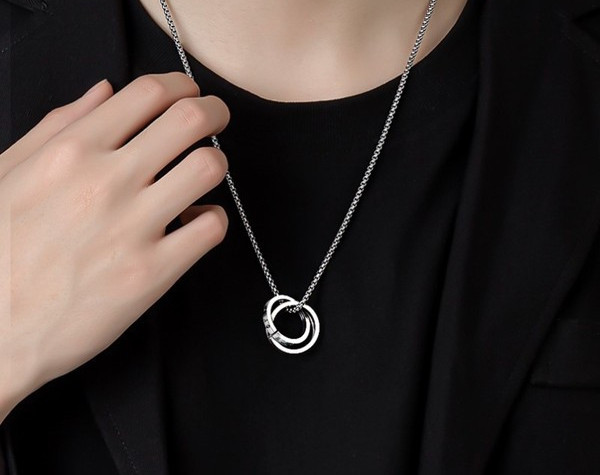 Moderna vīriešu ķēde ar piekarināmu gredzenu