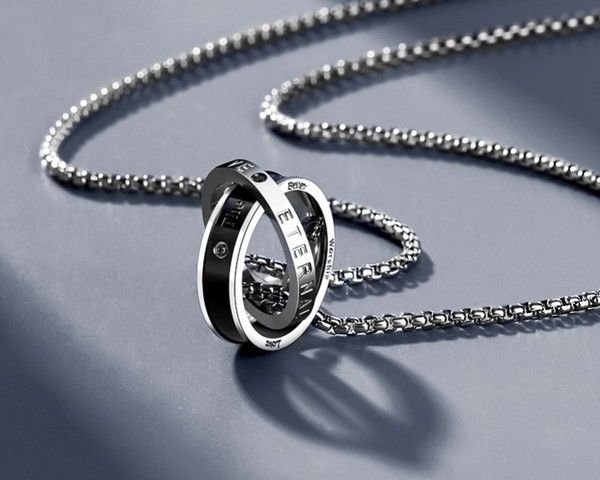 Moderna vīriešu ķēde ar piekarināmu gredzenu