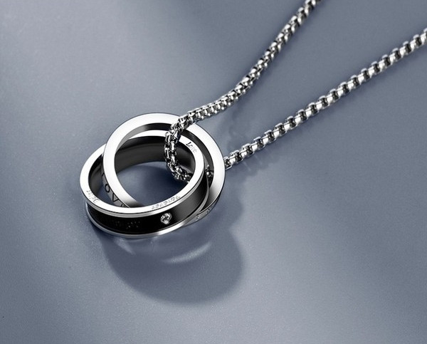 Moderna vīriešu ķēde ar piekarināmu gredzenu