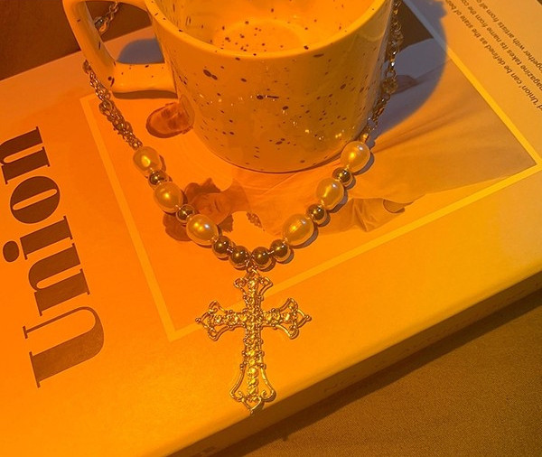 Ανδρική αλυσίδα με σταυρό και διακοσμητικές πέρλες