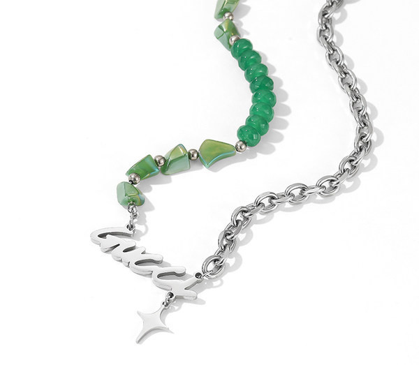 Férfi lánc zöld elemekkel és felirattal