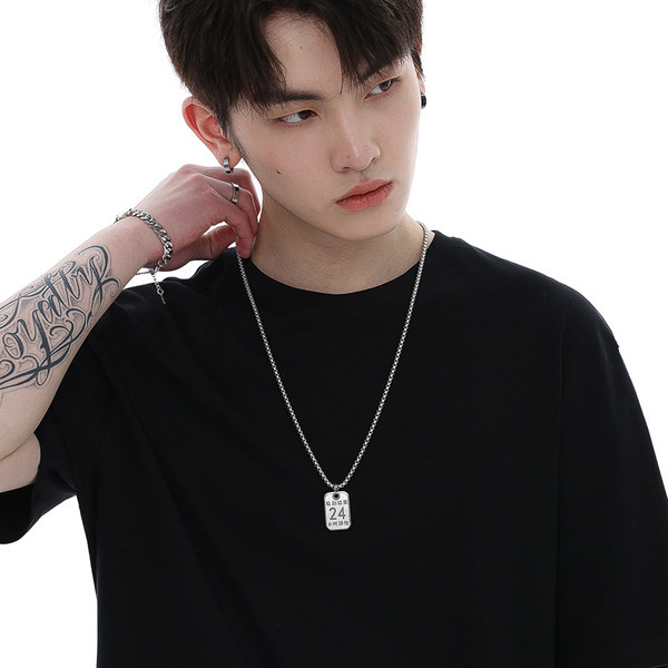 Férfi lánc medállal és felirattal