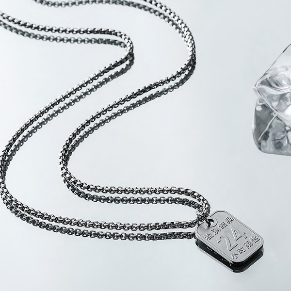 Férfi lánc medállal és felirattal