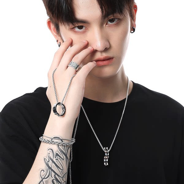 Muški lančić u srebrnoj boji sa privjeskom