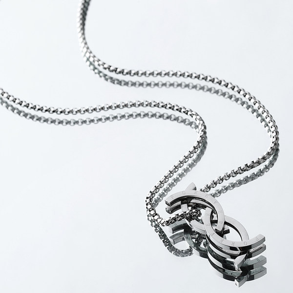 Muški lančić u srebrnoj boji sa privjeskom