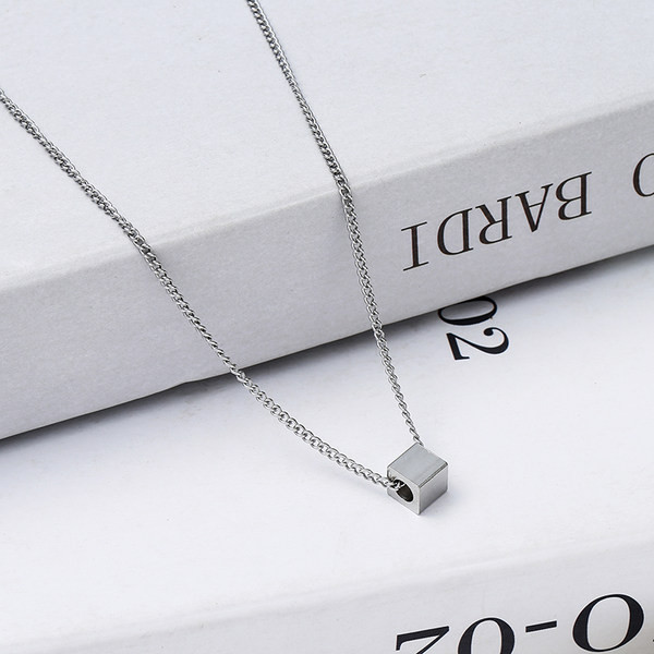 Titán acél medál négyzet alakú medállal