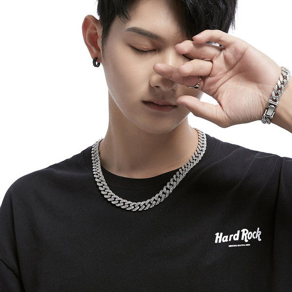 Ανδρική αλυσίδα από τιτάνιο με πέτρες