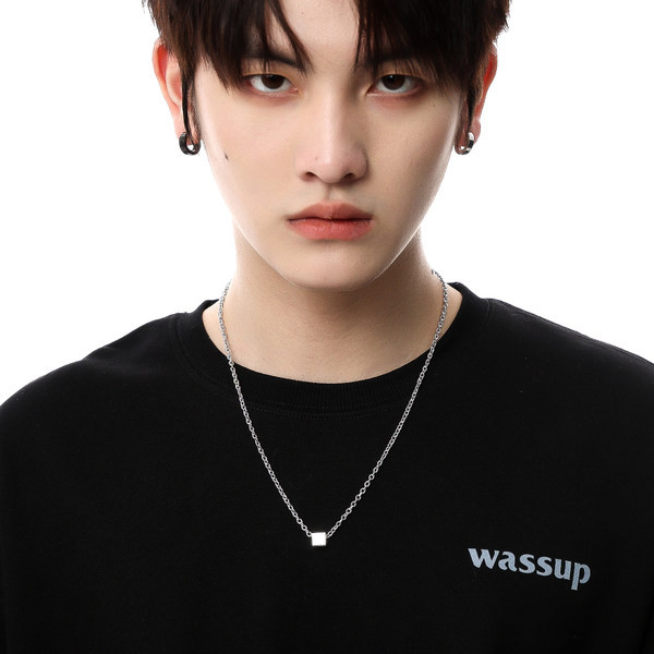 Modern négyzet alakú függő nyaklánc férfiaknak