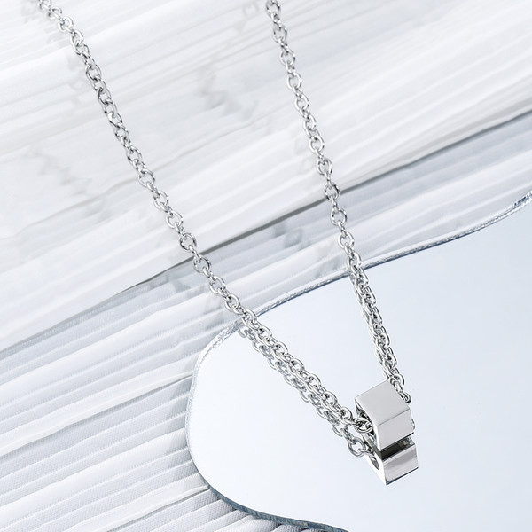 Modern négyzet alakú függő nyaklánc férfiaknak