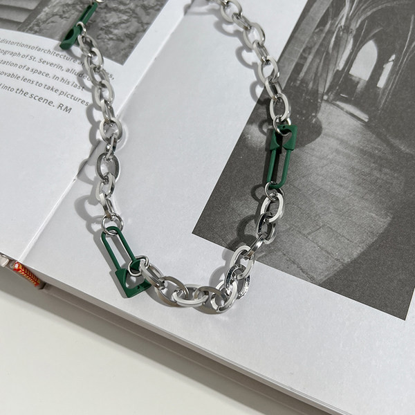 Modern férfi lánc ezüst színben