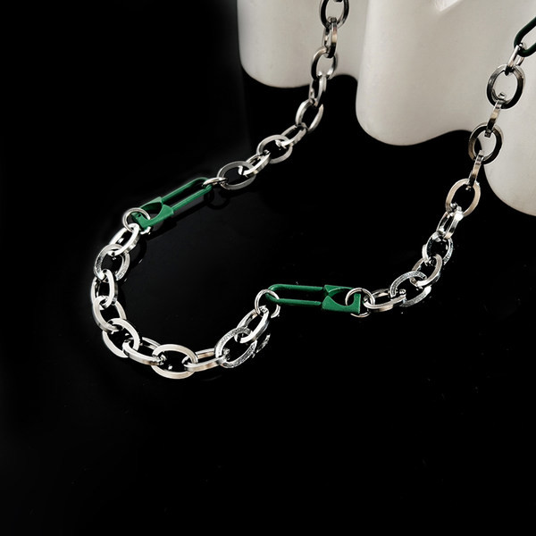 Modern férfi lánc ezüst színben