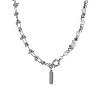 Modern férfi lánc medállal és gyöngy díszítéssel